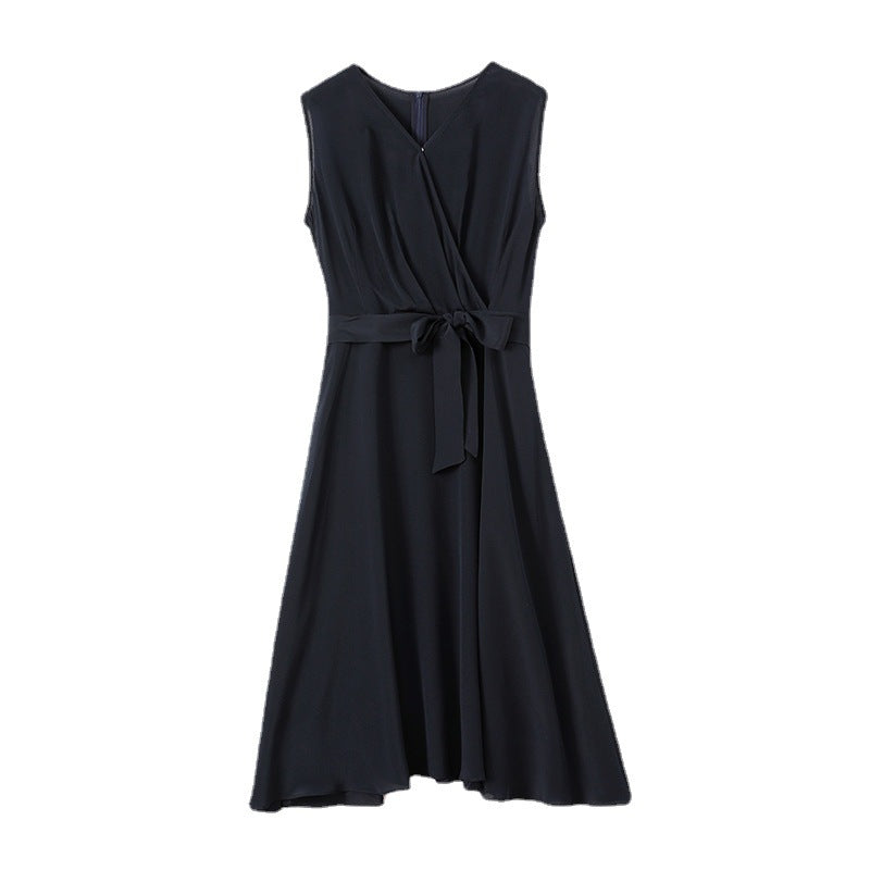 Seidenkleid mit V-Ausschnitt und Taillengürtel