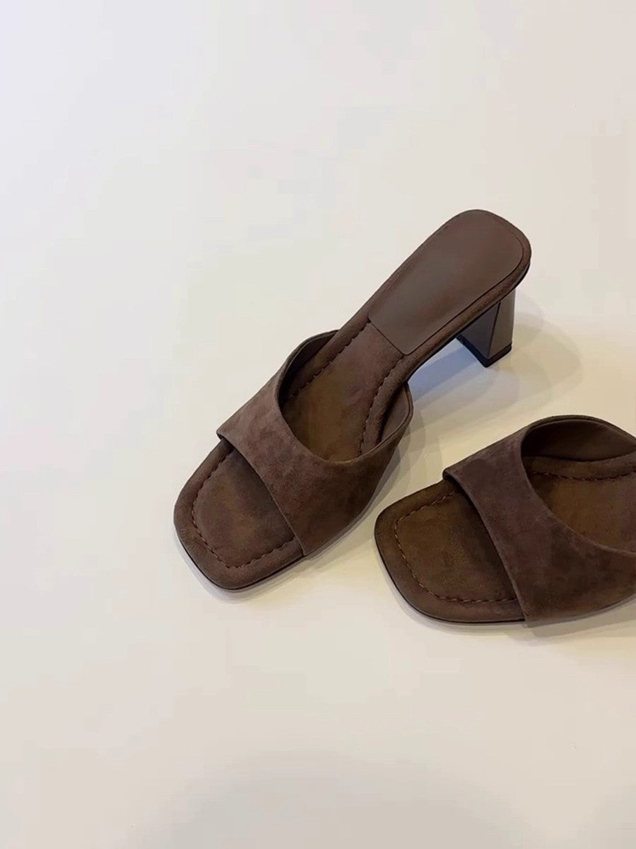 Elegante Nubuk-Sandalen mit Blockabsatz