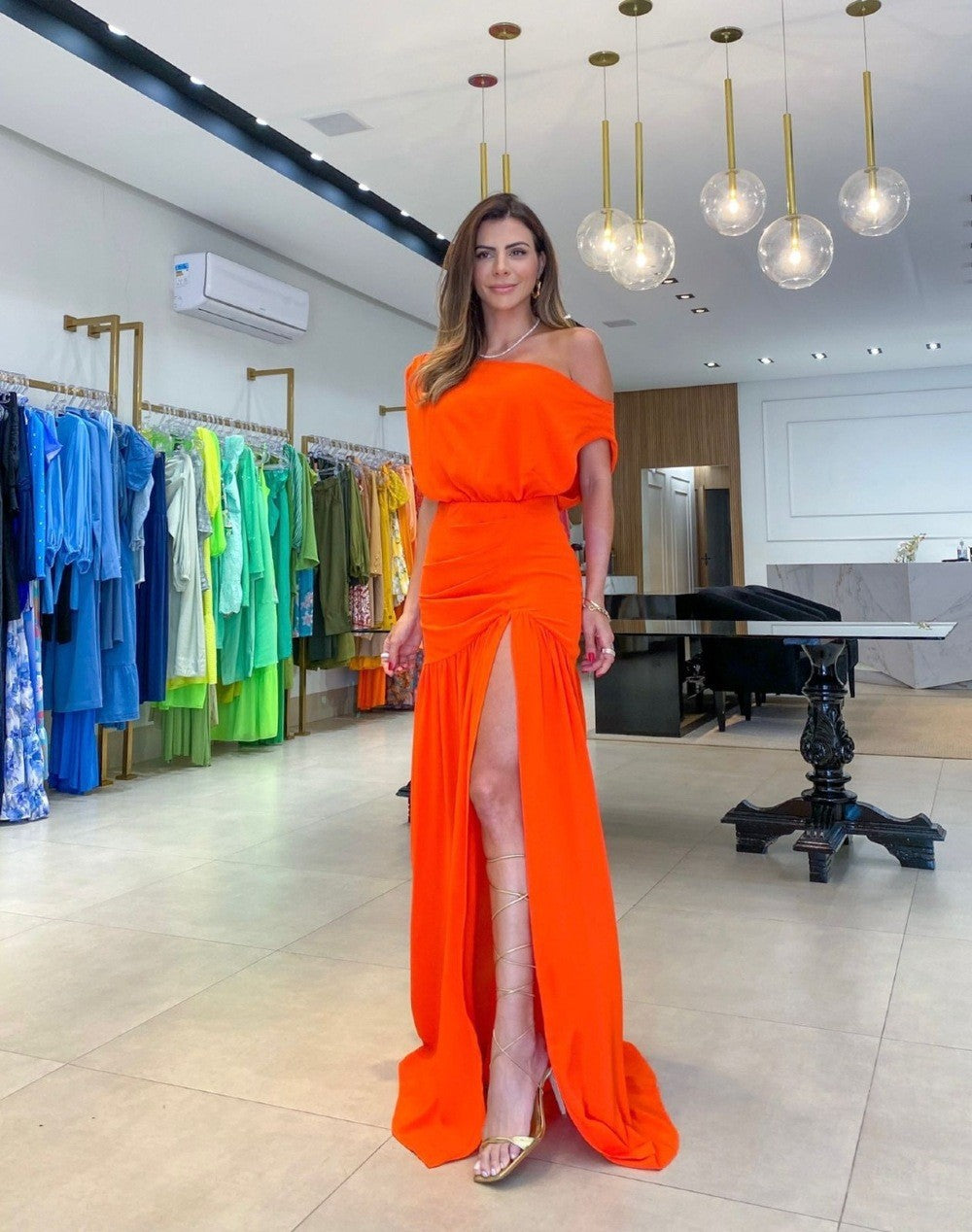 Off-Shoulder Maxi-Kleid mit Taillengürtel und Schlitz – Bild 14 | LuxeStyle