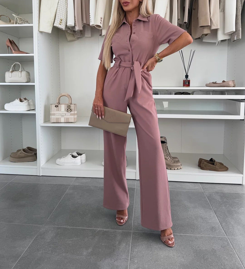 Kurzer Jumpsuit mit Hemdkragen und Bindedetail