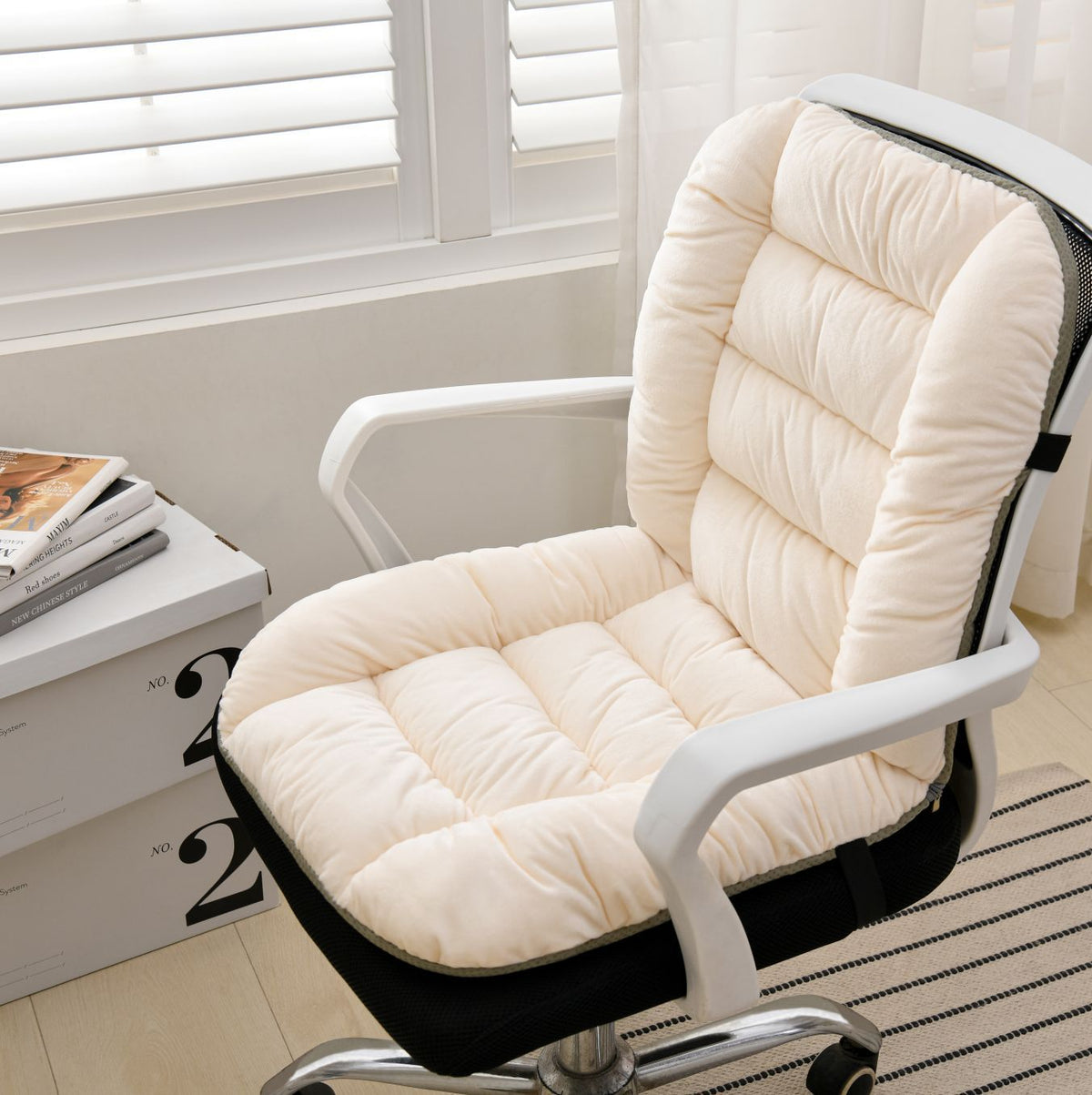 Einfarbiger Plüschkissen – modern & bequem – Bild 3 | LuxeStyle