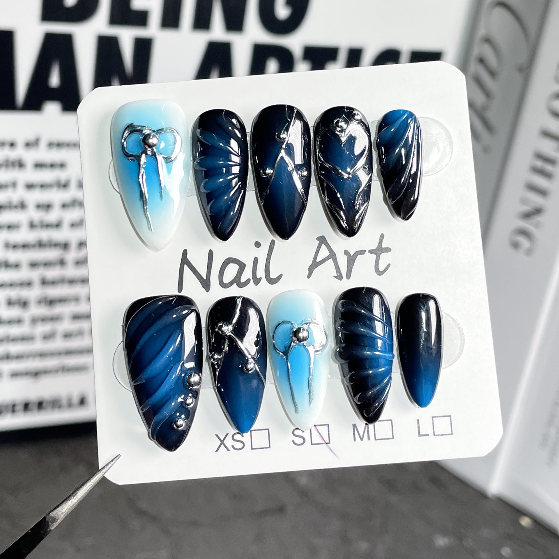 Handbemalte Nägel: Herz & Schleife in Blau