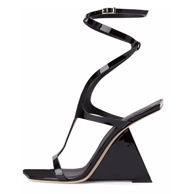 Keilsandalen mit Knöchelriemen aus Lackleder