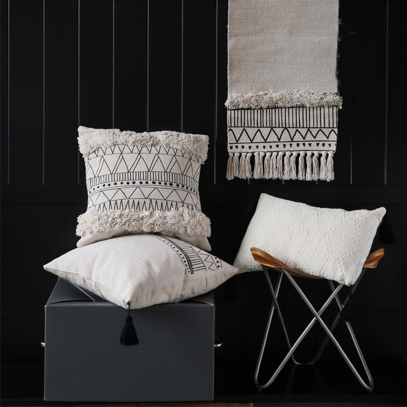 Geometrisches Kissen mit Troddeln, Schwarz-Weiss – Bild 3 | LuxeStyle