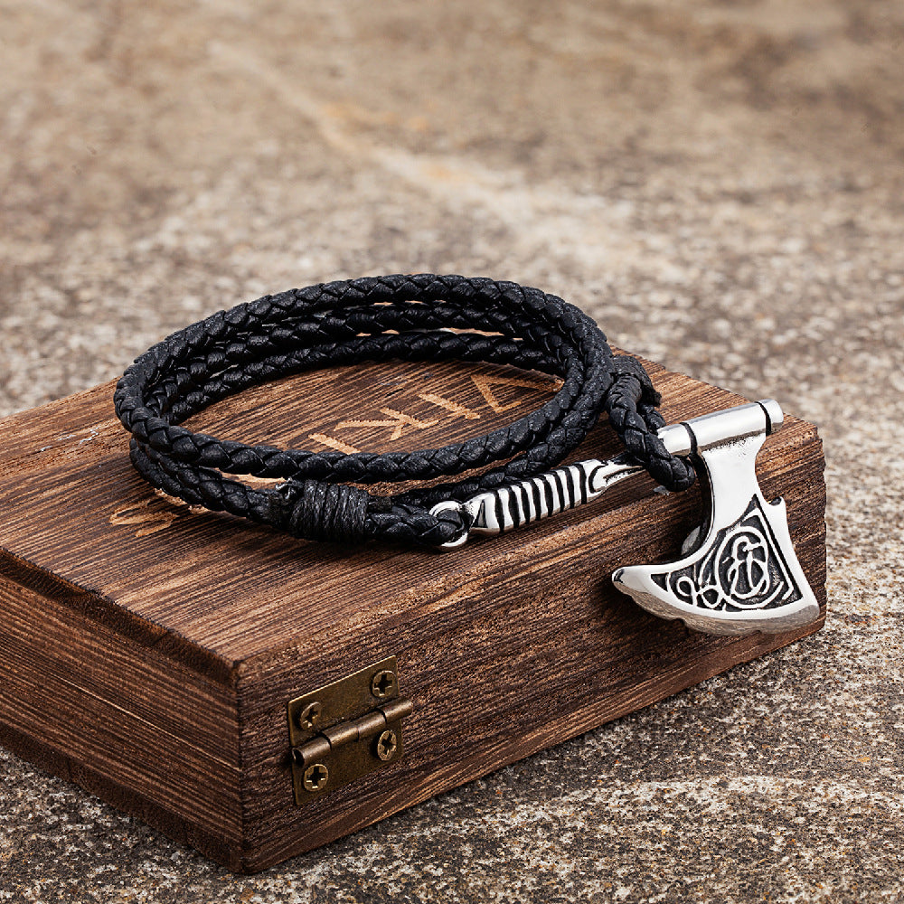 Lederarmband mit Axt-Anhänger aus Edelstahl – Bild 1 | LuxeStyle