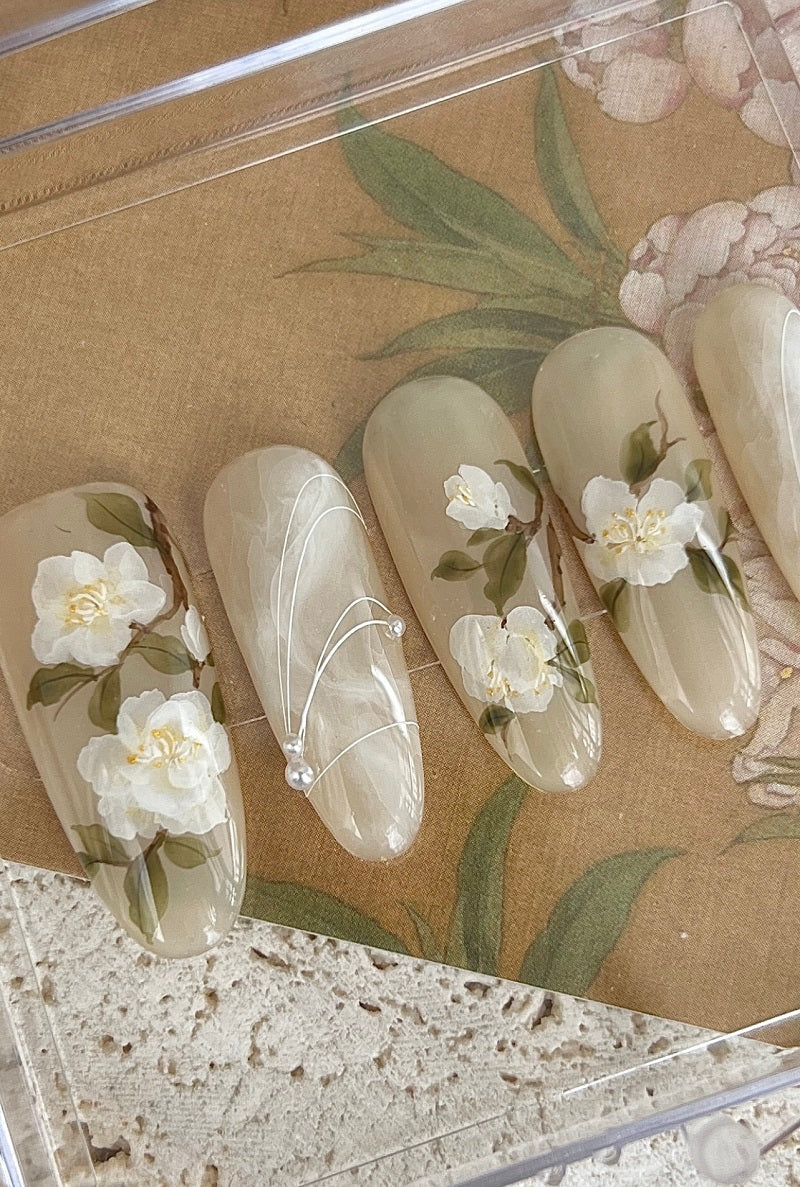 Handbemalte Baishan Teeblüten-Nägel – Bild 4 | LuxeStyle