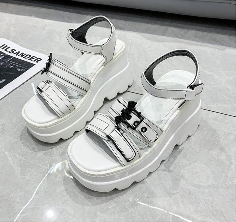 Keilsandalette mit Riemenschnalle – Bild 7 | LuxeStyle