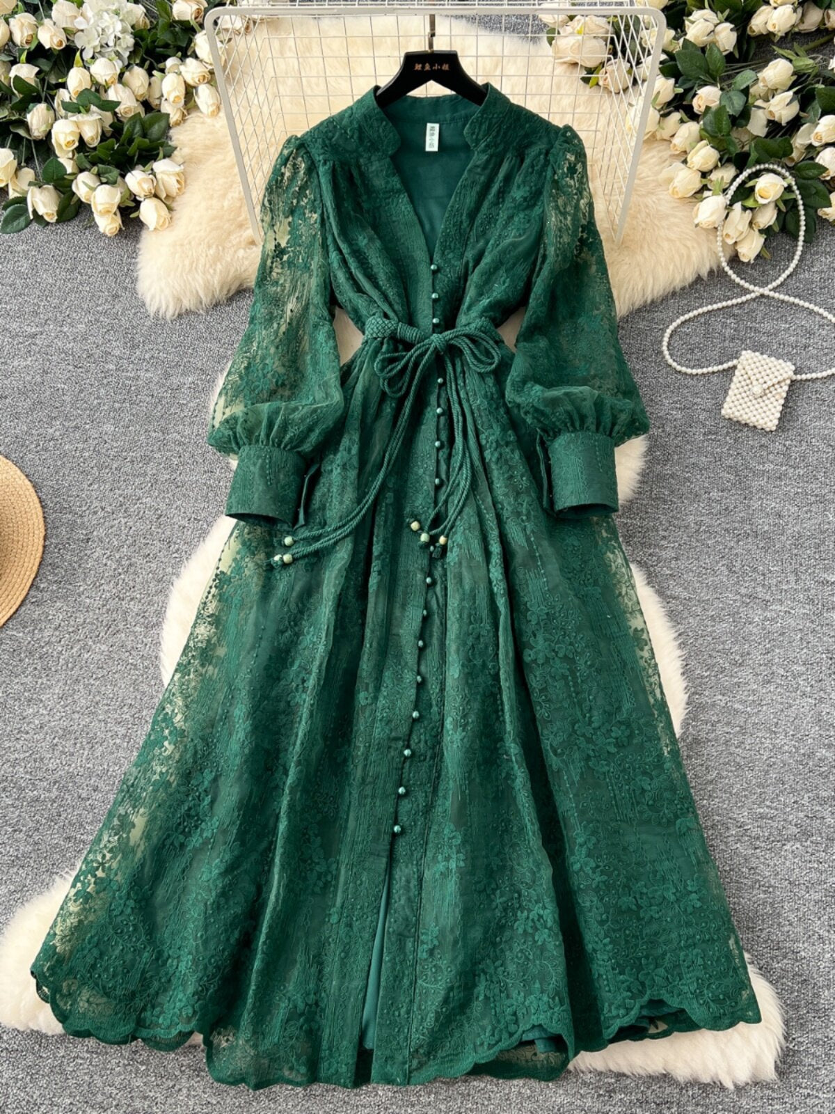 V-förmiges Stickdresch mit Puffärmel – Bild 2 | LuxeStyle