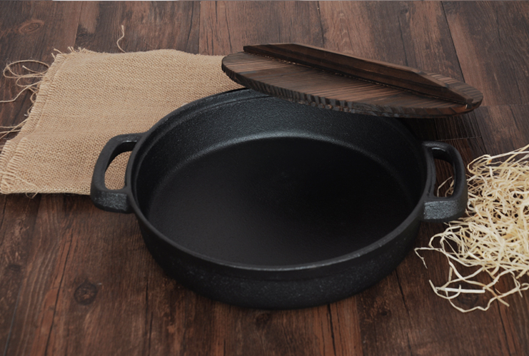 Gusseisenpfanne mit Holzdeckel – Bild 7 | LuxeStyle