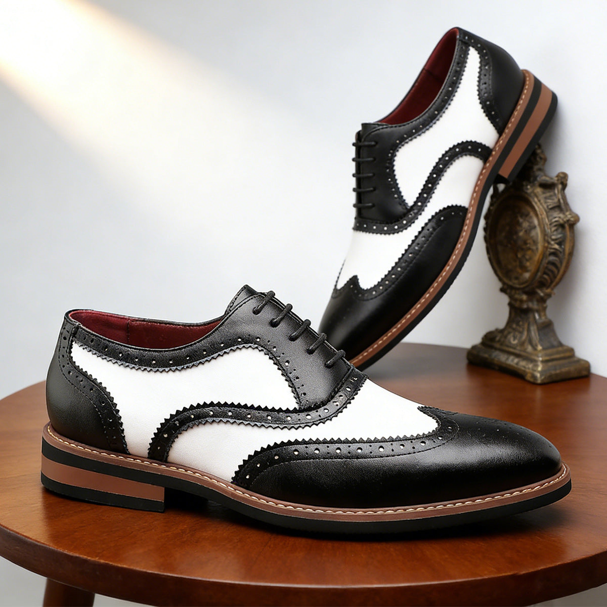 Freizeitschuhe mit Schnürung und spitzer Zehenpartie