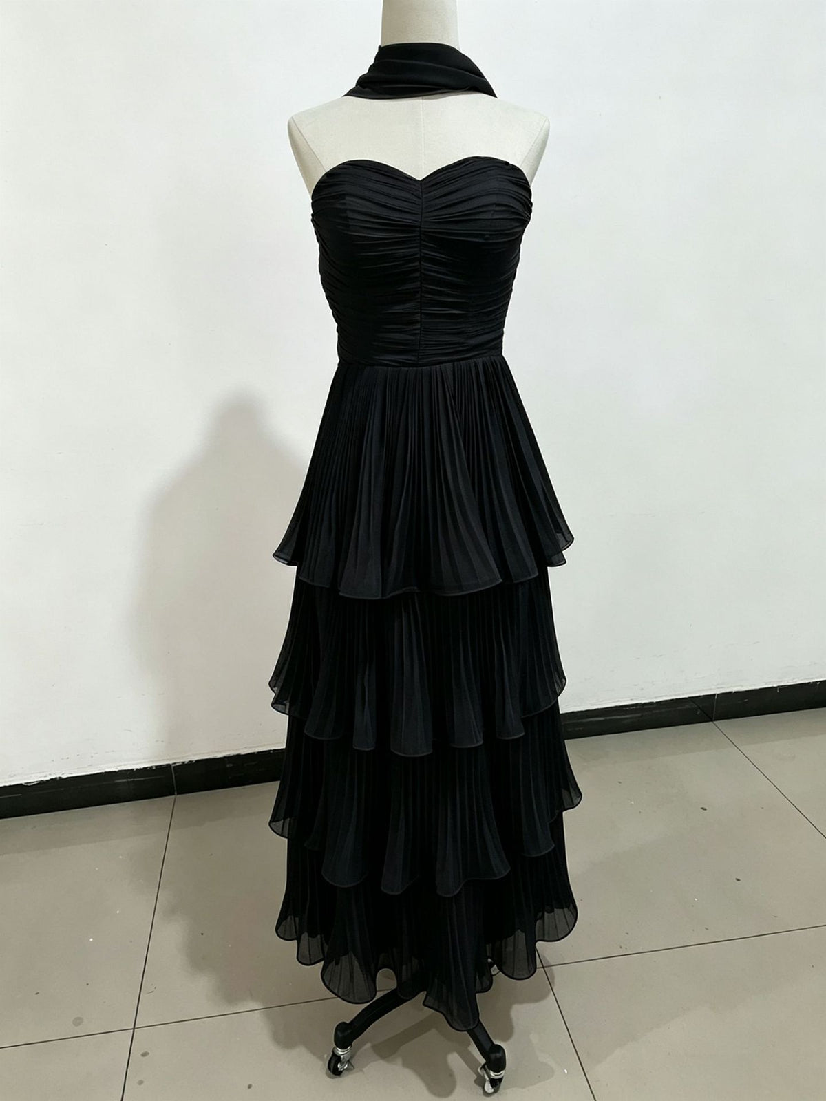 Elegantes Plissée-Abendkleid mit kurzen Ärmeln – Bild 7 | LuxeStyle