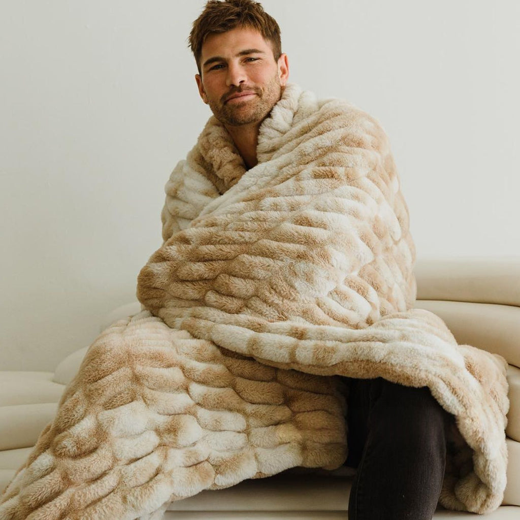 Faux-Fur-Decke im Tie-Dye-Look