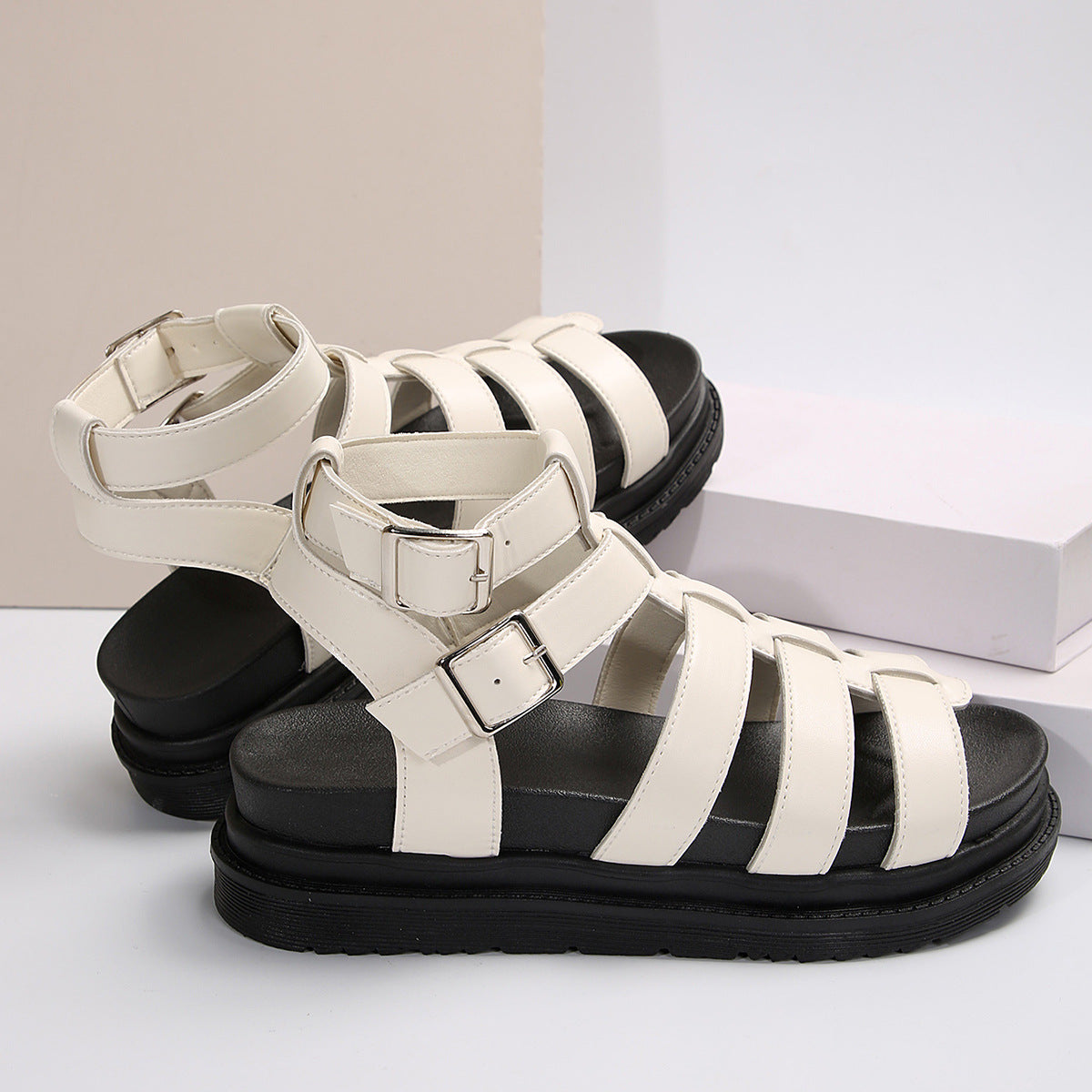 Plateau-Sandalen mit Riemchenschnalle – Bild 11 | LuxeStyle