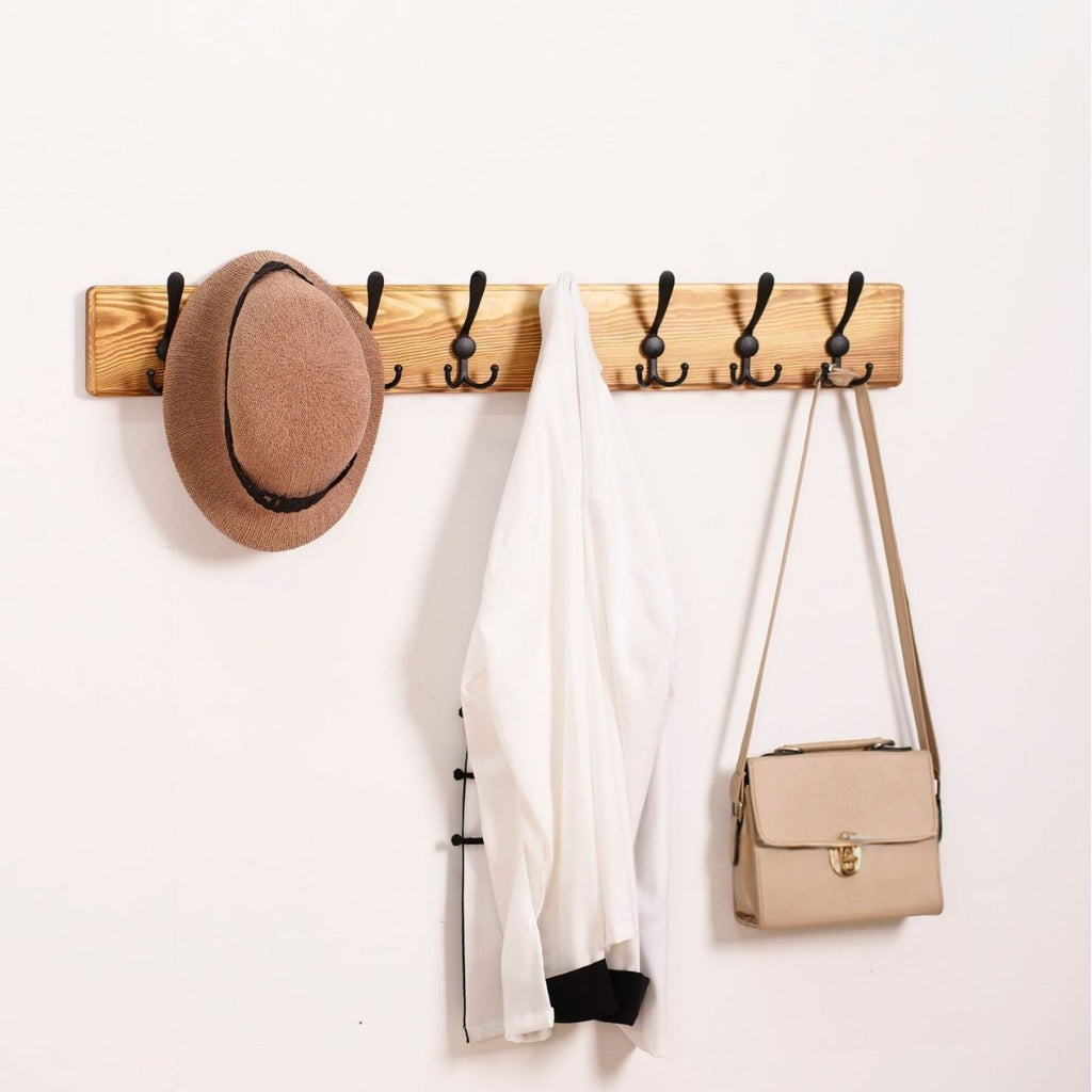 Garderobe aus Massivholz, wandmontiert