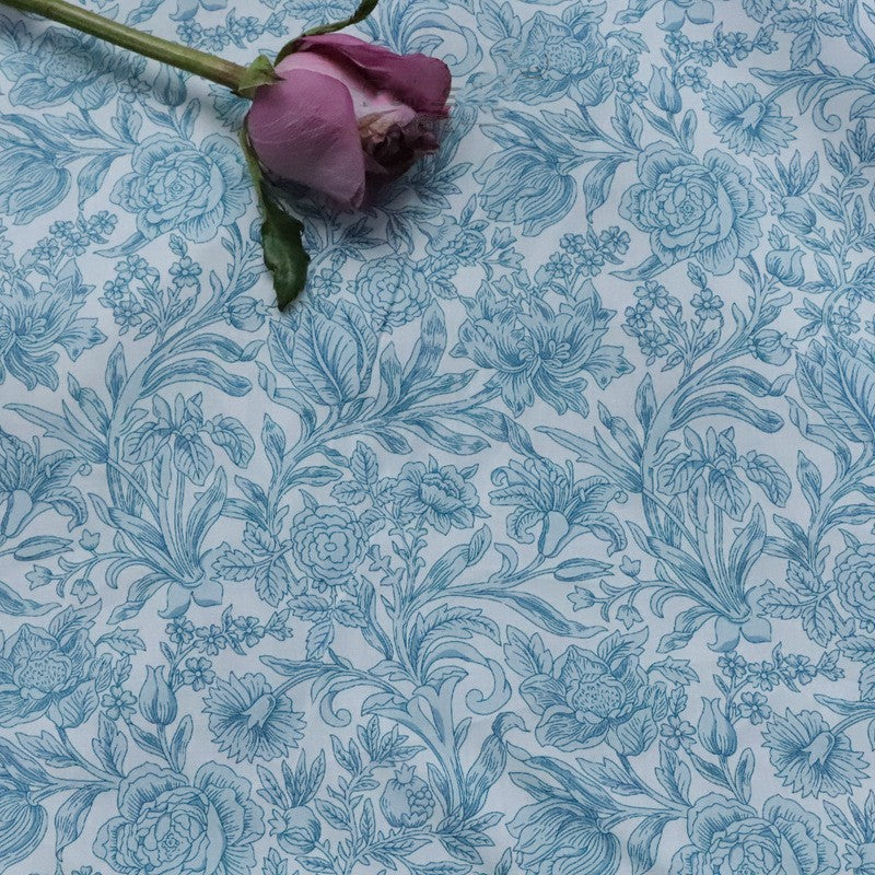 Blau-weisser Liberty Baumwollstoff mit Blumenmuster | LuxeStyle