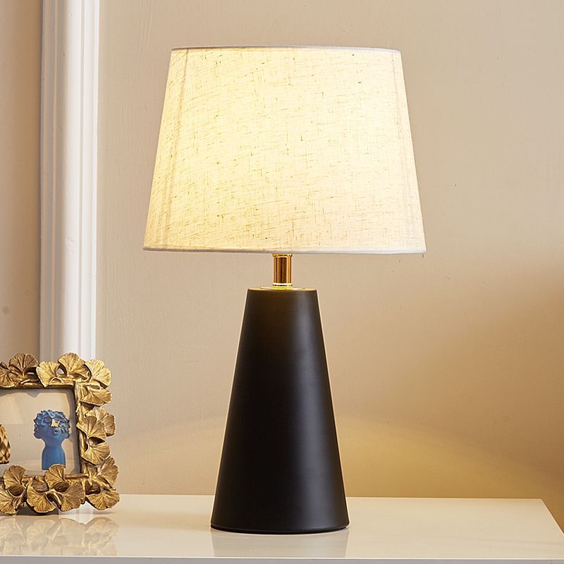 Nordische Tischlampe mit Dimmer