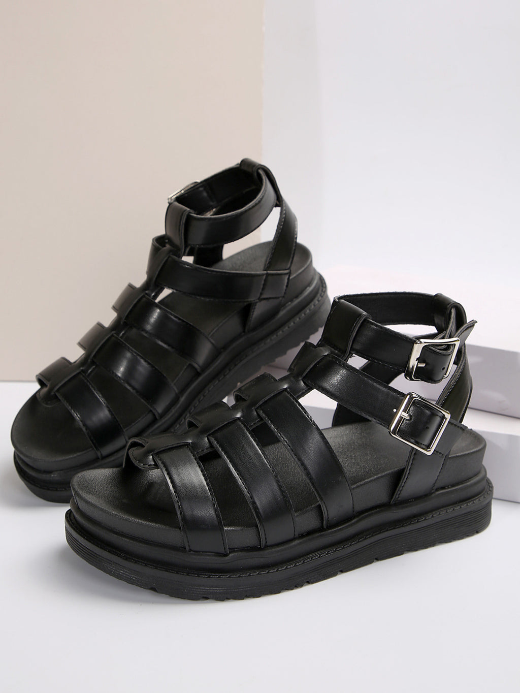 Plateau-Sandalen mit Riemchenschnalle – Bild 15 | LuxeStyle