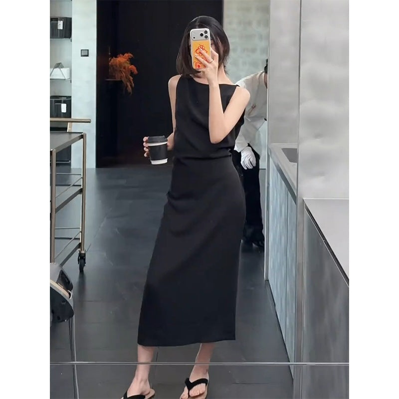 Einfaches, ärmelloses Kleid mit Rückenausschnitt