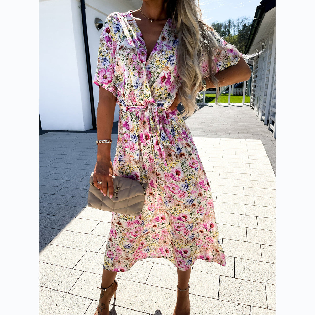 Geblümtes V-Ausschnitt Kleid mit definierter Taille – Bild 8 | LuxeStyle