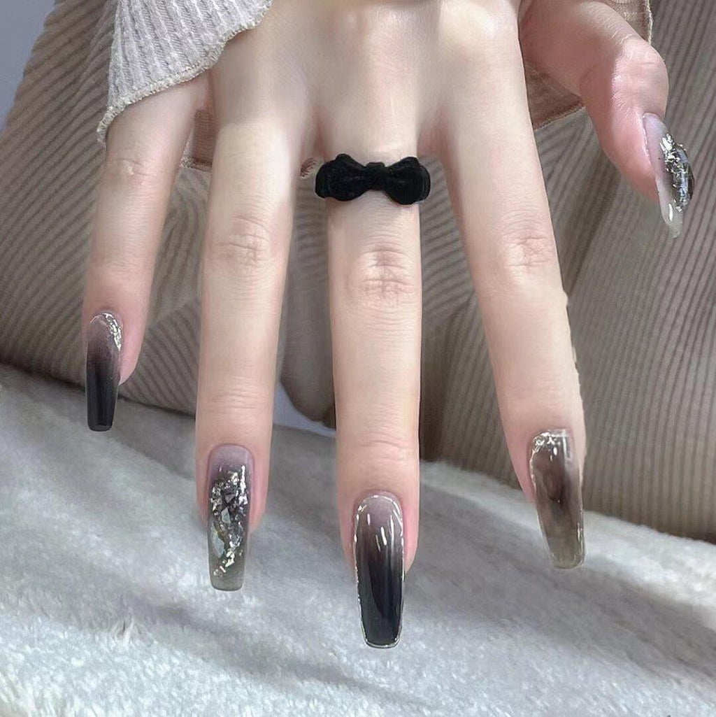 Dunkle Ästhetik Press-on Nails