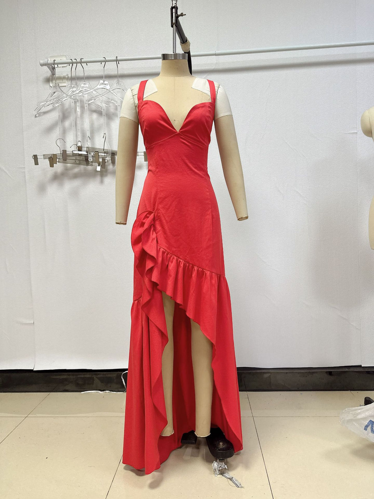 Langes Spaghetti-Träger-Kleid mit Rüschen – Bild 4 | LuxeStyle