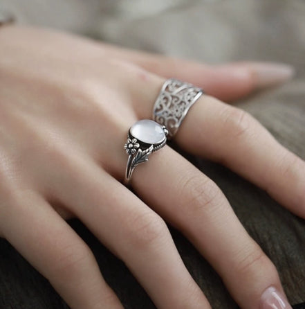 Mondstein-Blütenring «Fleur» – zarter Statement-Ring