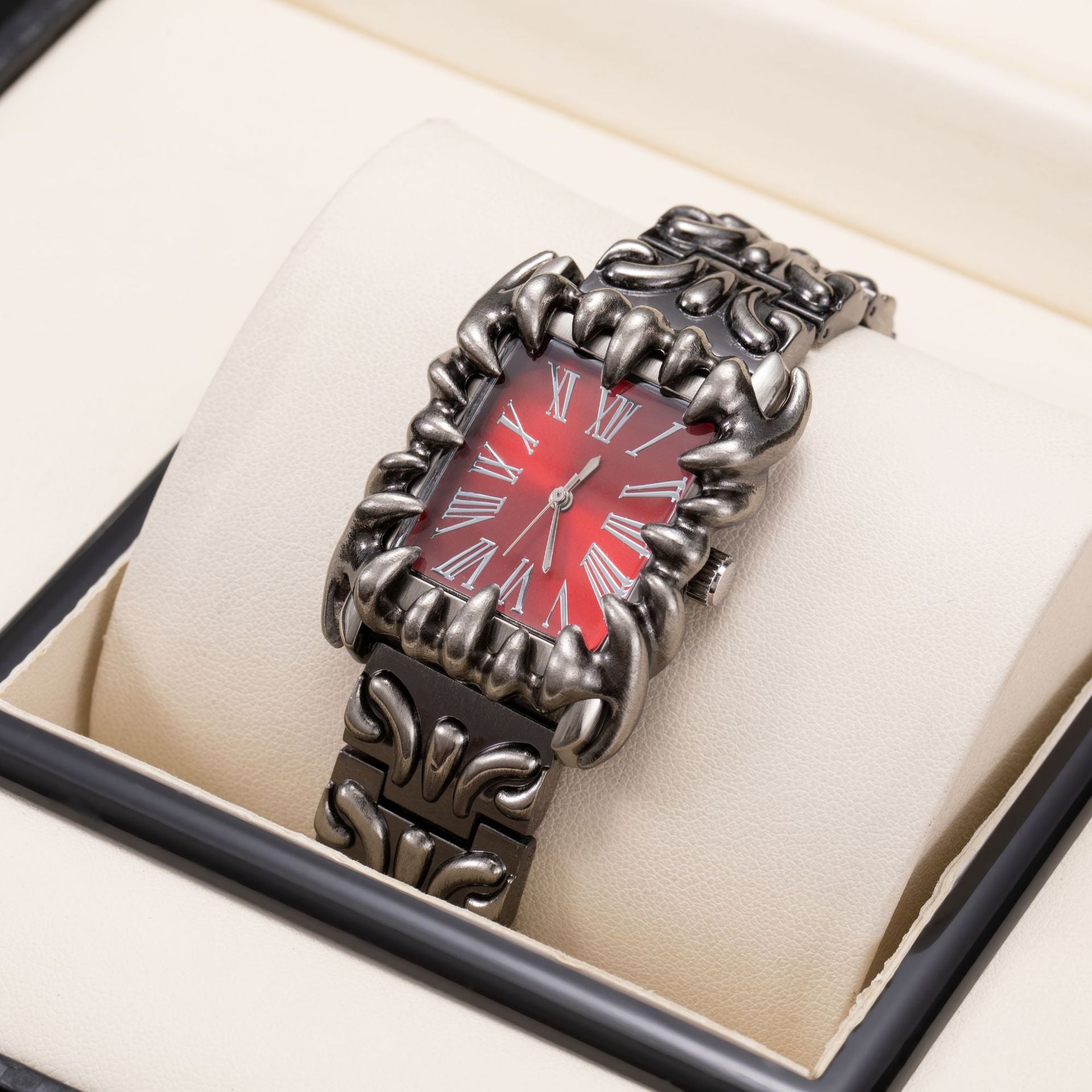 Retro Herrenuhr mit Prägung und Krallendesign