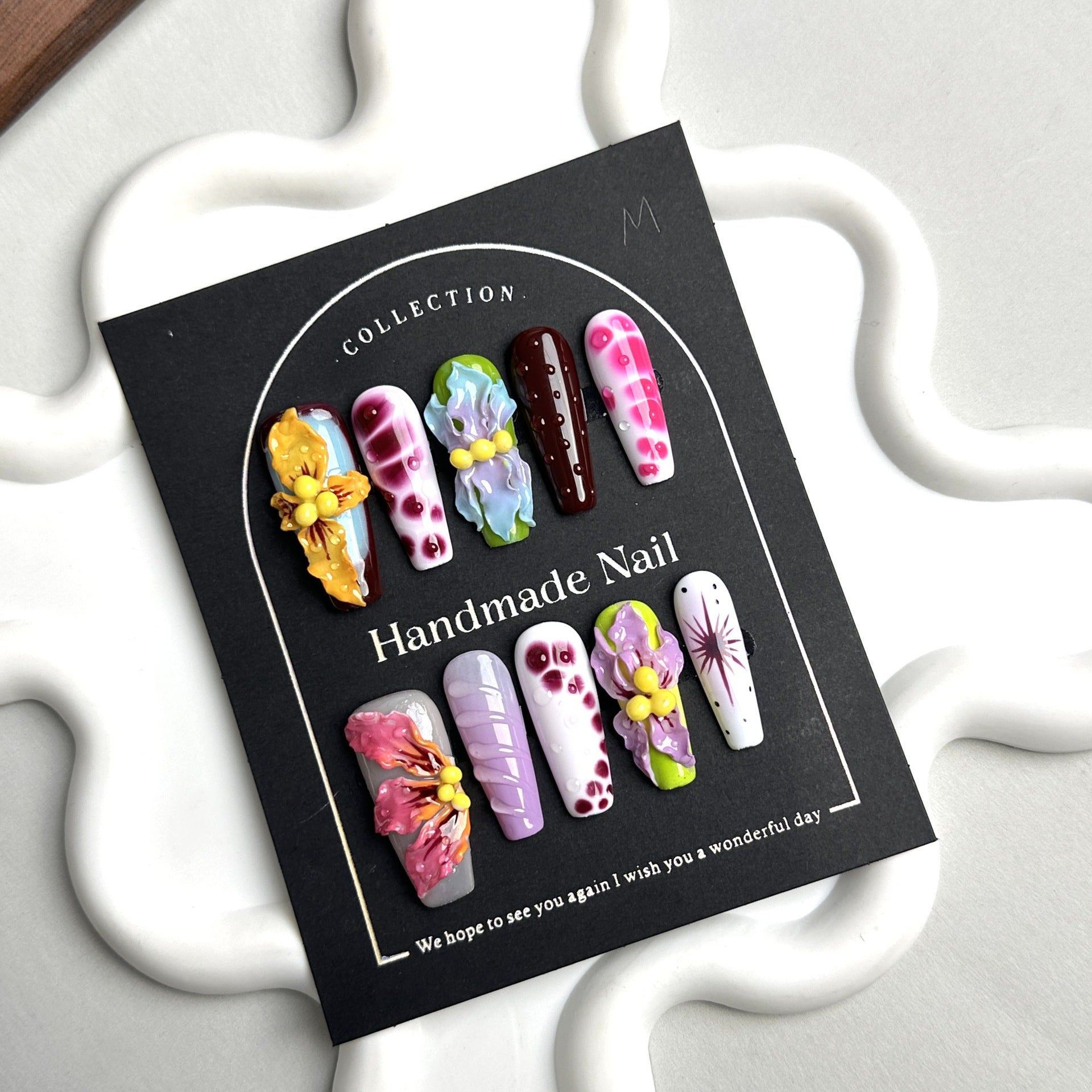 3D-Nagel-Tipps mit Blumenmotiv