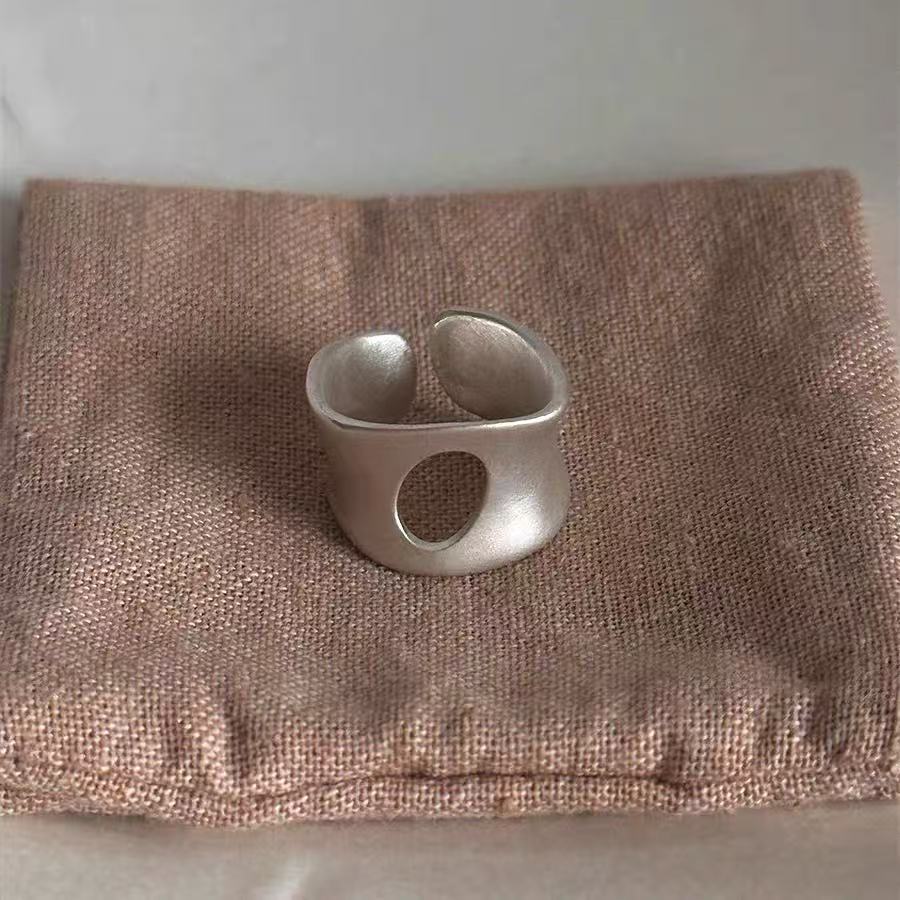 Breiter, matter Ring mit unregelmässiger Form – Bild 3 | LuxeStyle