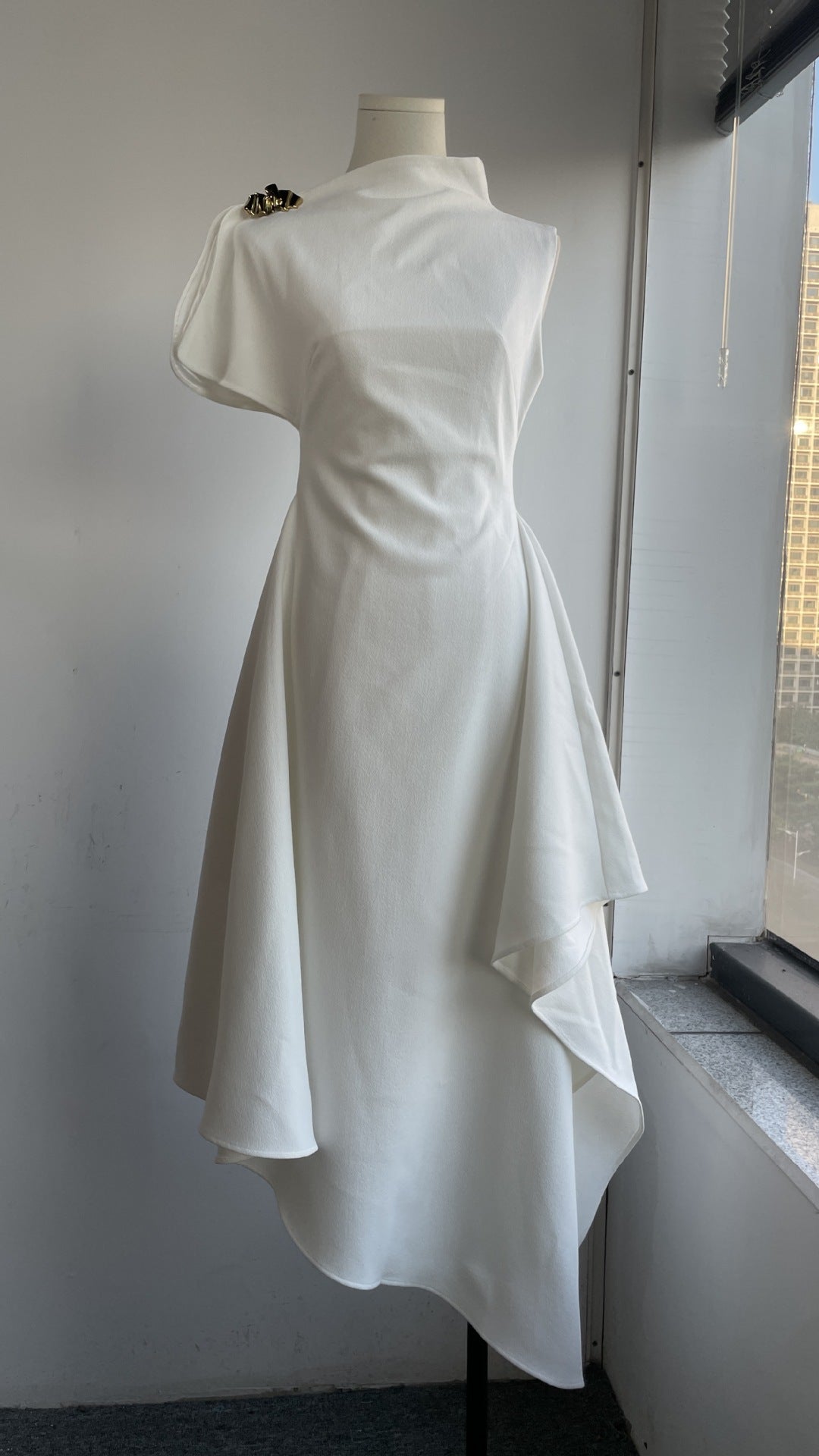 Elegantes, tailliertes Maxikleid – Bild 3 | LuxeStyle