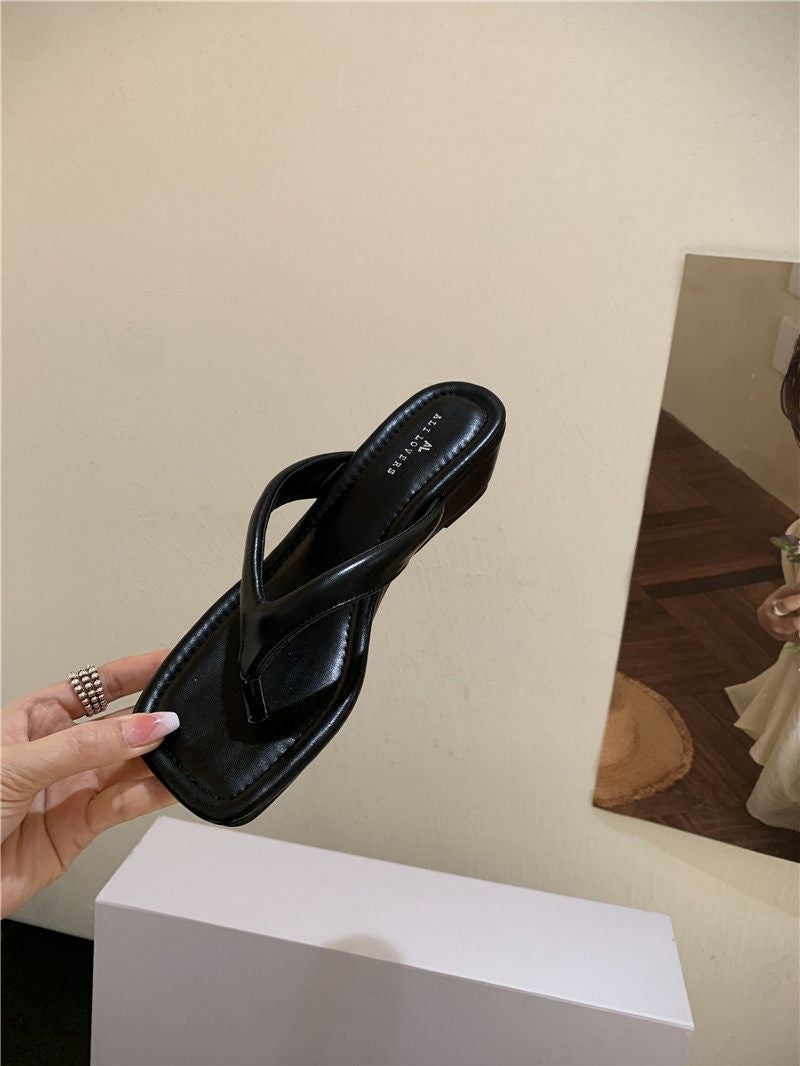 Keilsandalen mit Leopardenmuster und eckiger Spitze