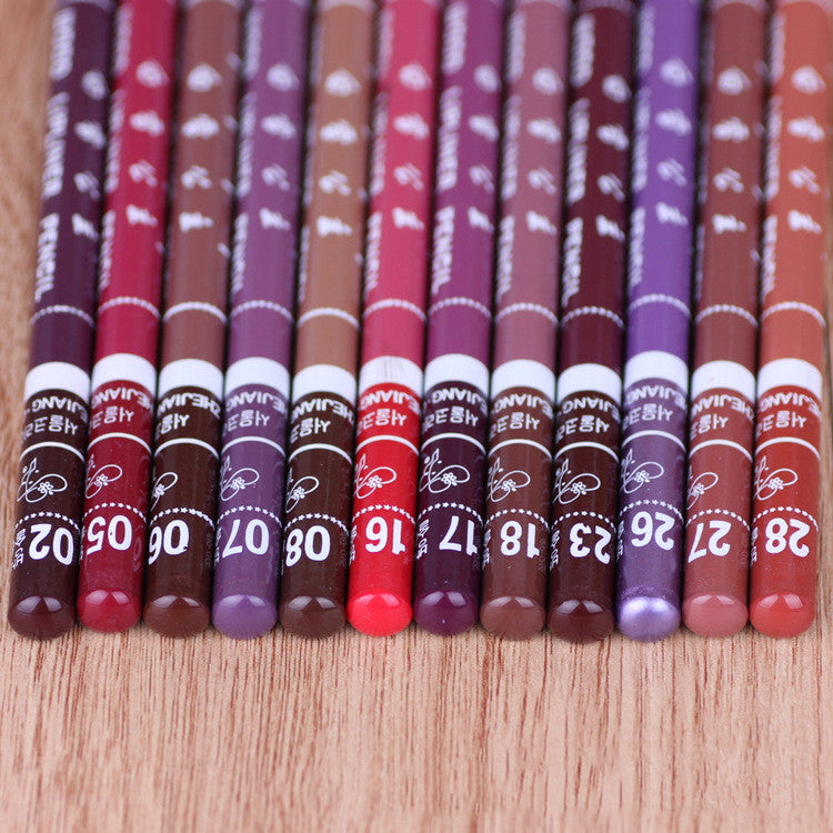 Wasserfester Eyeliner und Lippenstift – Bild 5 | LuxeStyle