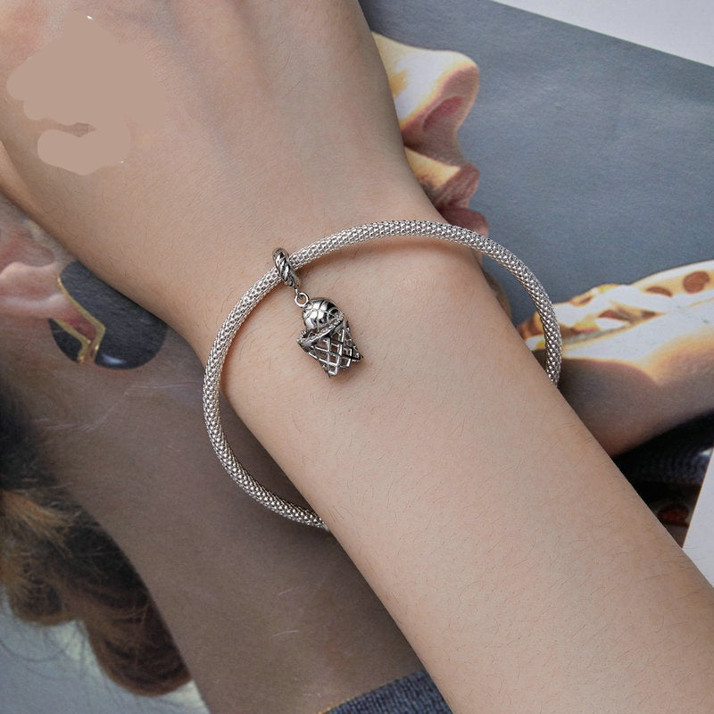 Silbernes Armband mit blauer Perle