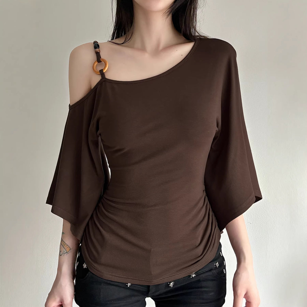 Retro Off-Shoulder T-Shirt mit ausgestellten Ärmeln – Bild 2 | LuxeStyle
