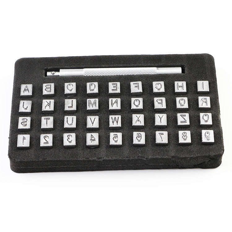 Leder-Stempelset: Englische Buchstaben – Bild 3 | LuxeStyle