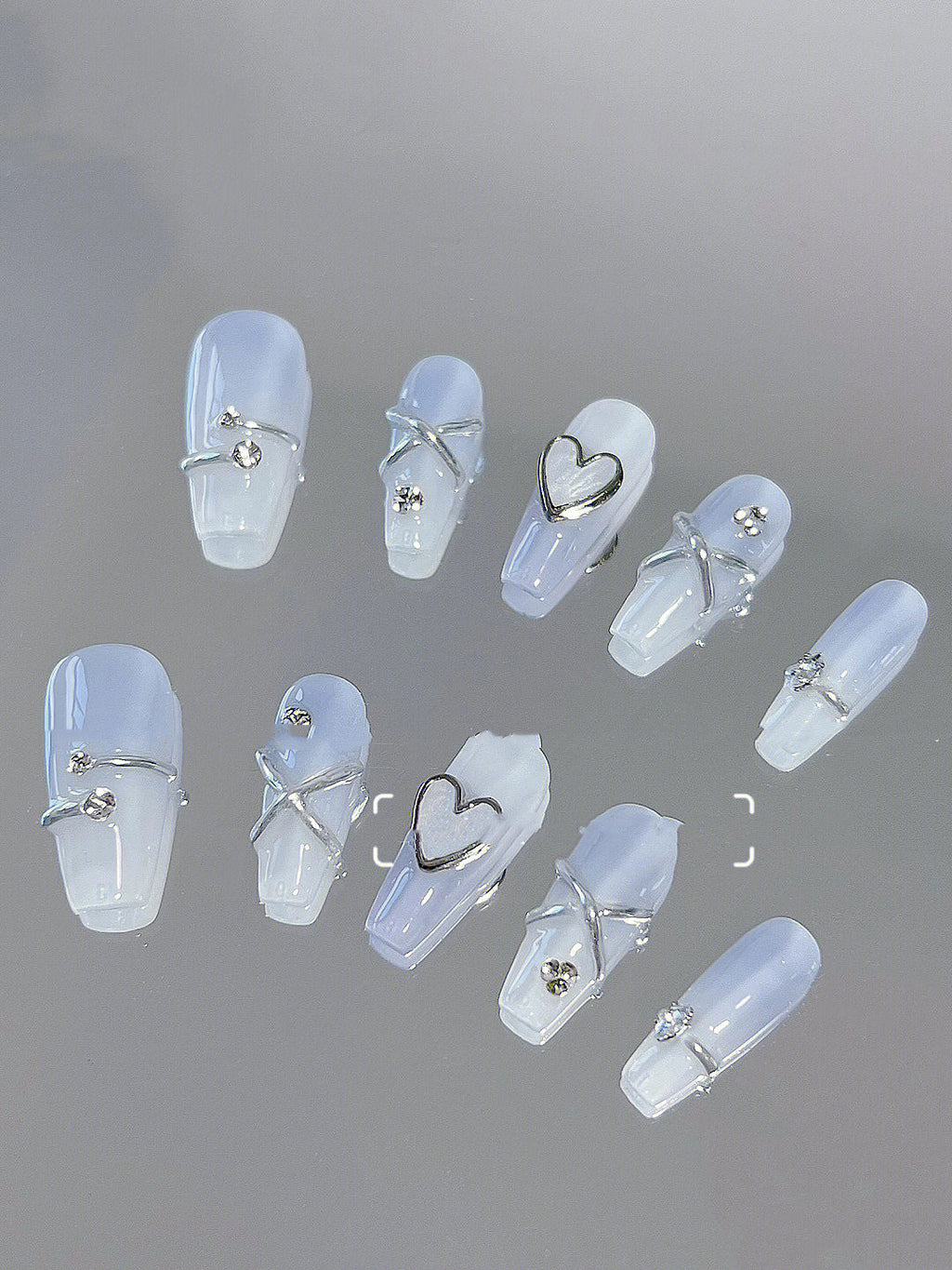Minimalistische Fake Nails "Blue Ice Rain" – Bild 4 | LuxeStyle