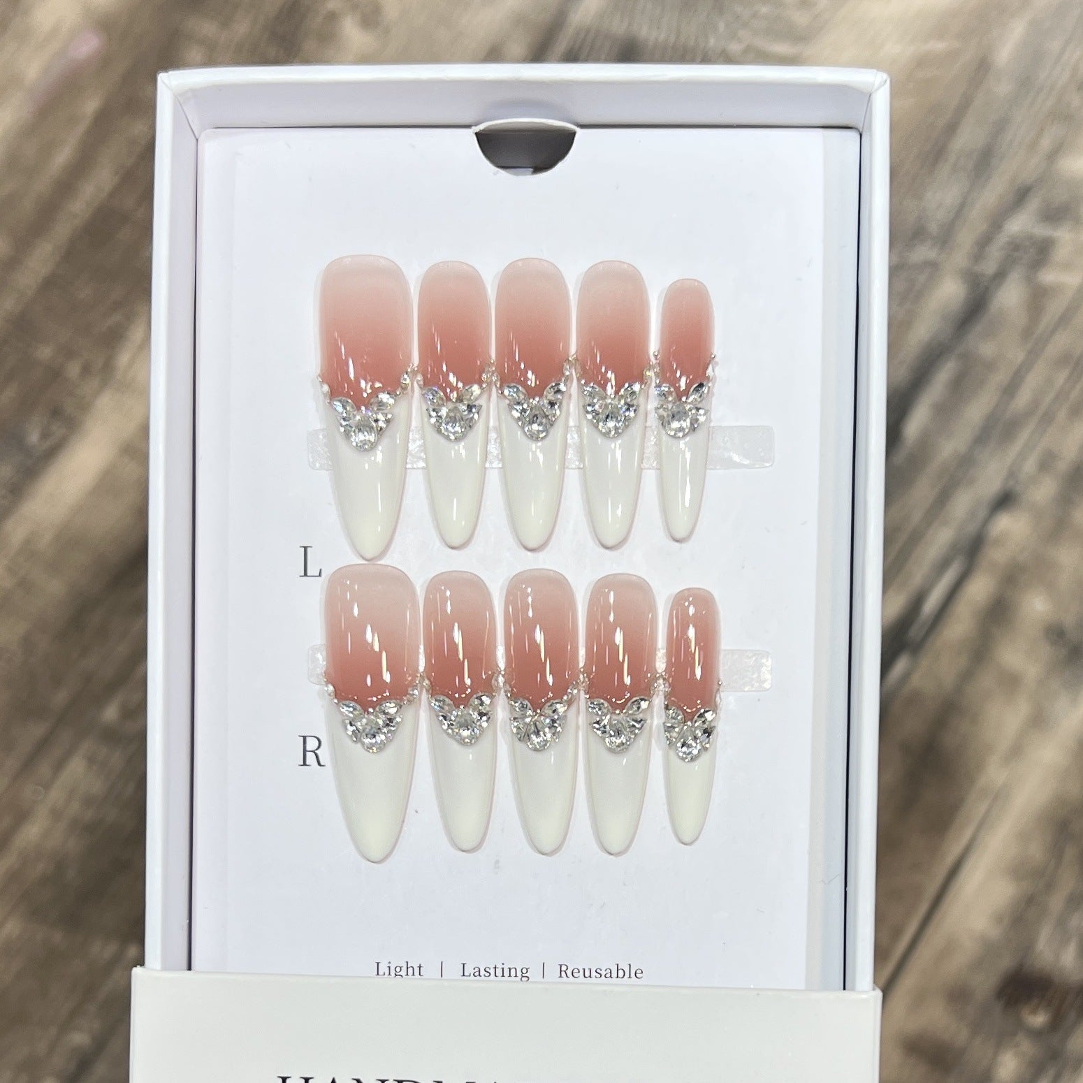 Handgemachte French Nails mit Zirkon & Kristall – Ansicht 3
