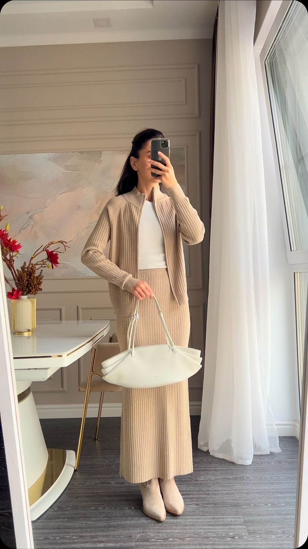 Freizeit-Set mit Pullover und Midirock