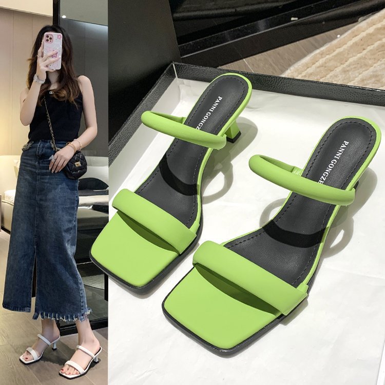 Sandalen mit Kettendetail und Blockabsatz – Bild 6 | LuxeStyle