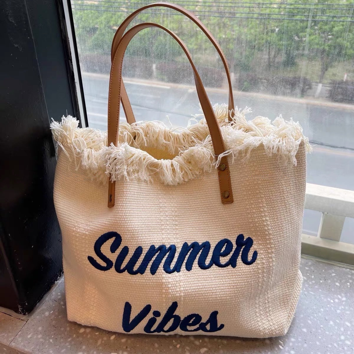 Grosse Canvas-Schultertasche mit Quaste – Bild 4 | LuxeStyle