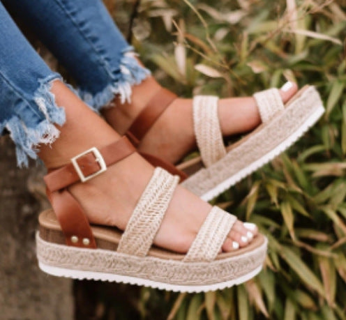 Bunte Buckel‑Sandalen mit dicker Sohle – Bild 4 | LuxeStyle