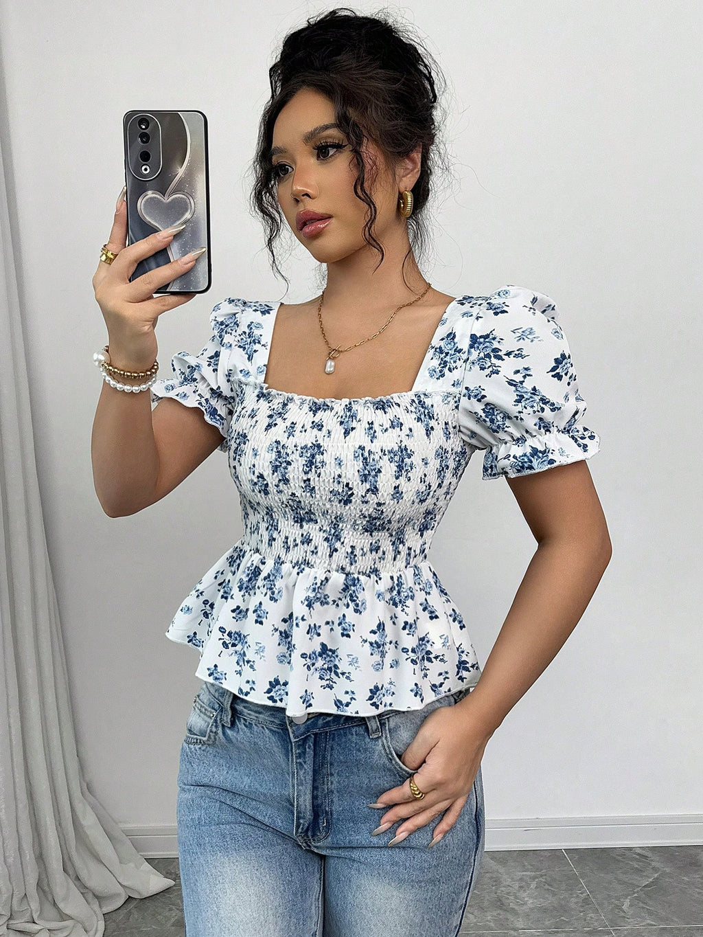 Blaues Oberteil mit Blumenprint und Puffärmeln