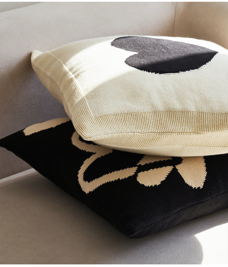 Nordisches Kissen Schwarz-Weiss mit Herzmuster