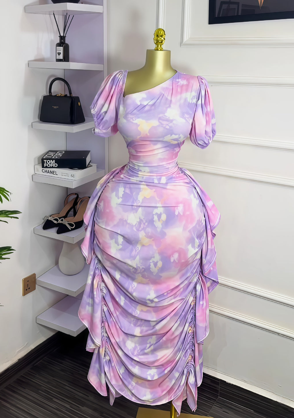 Lila Bodycon Kleid mit Puffärmel und Rüschensaum – Bild 5 | LuxeStyle