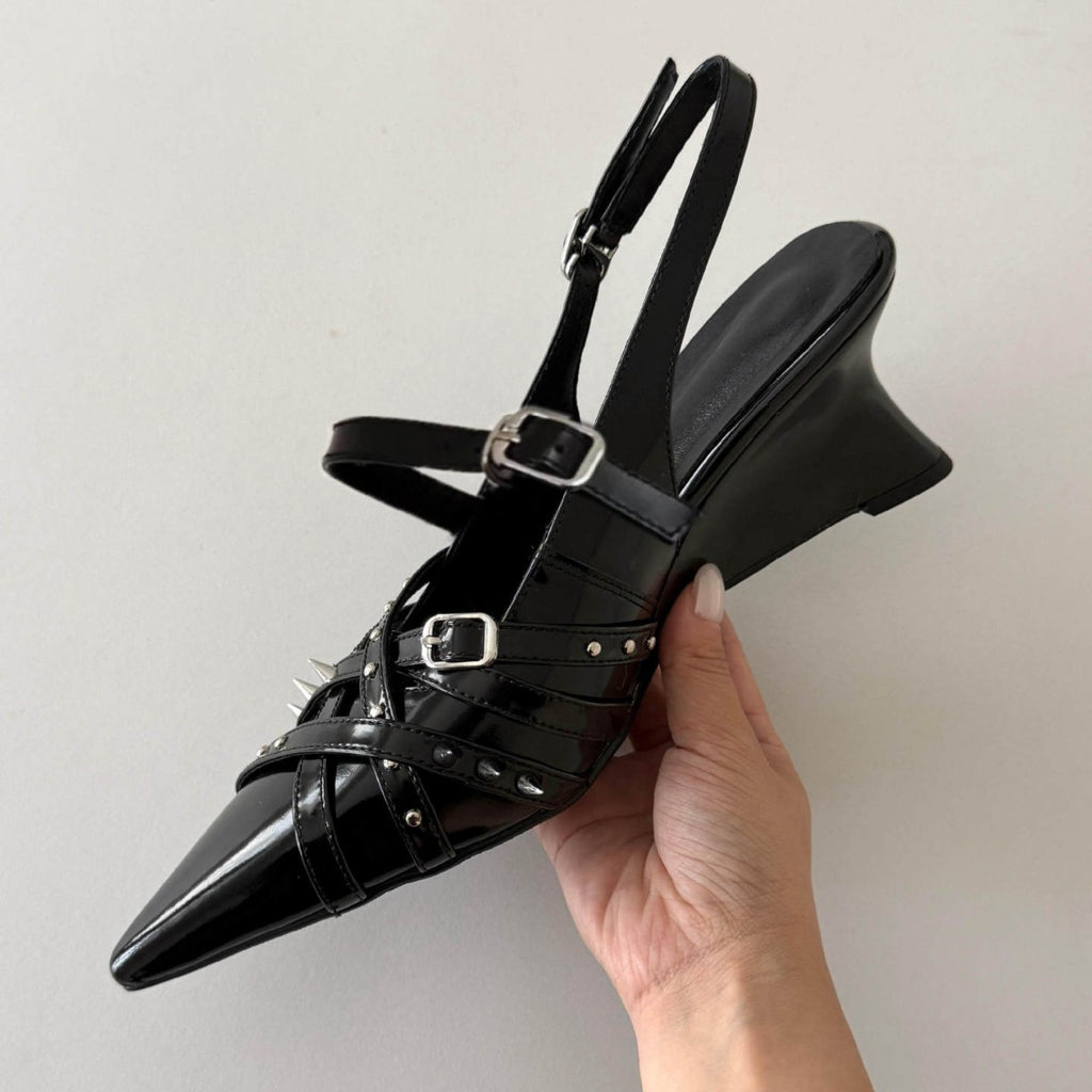 Rückenriemen-Spitzschuh mit Bügel