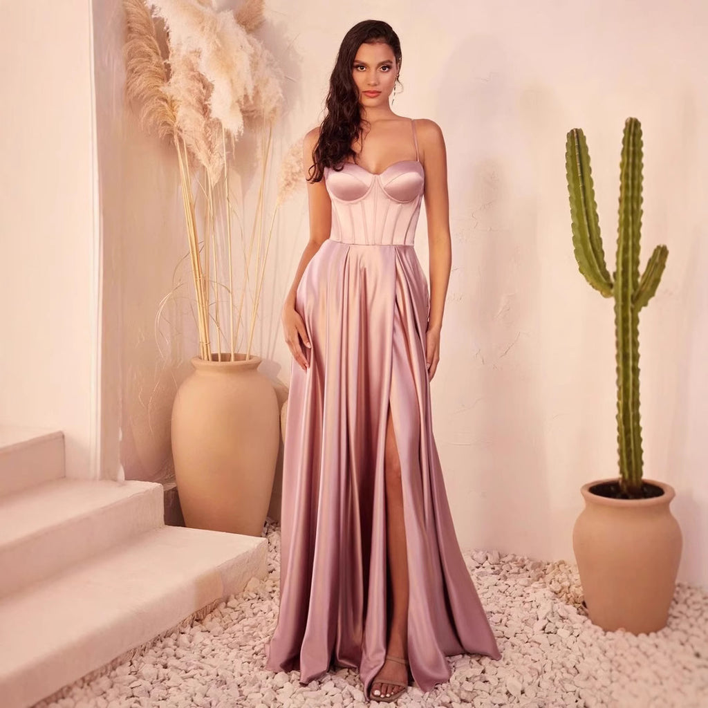 Elegantes trägerloses Satin-Abendkleid