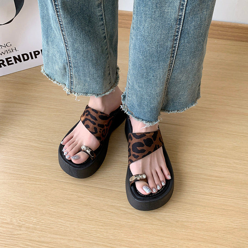 Plateau-Sandalen mit Zehensteg im Leo-Look