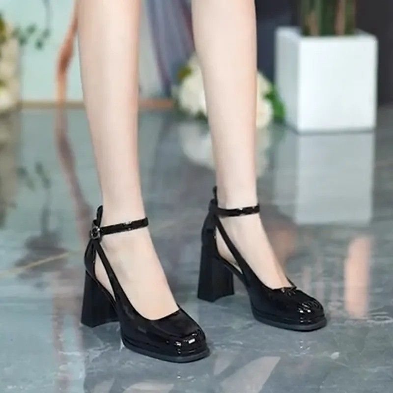 Elegante Retro-High Heels mit Schnalle