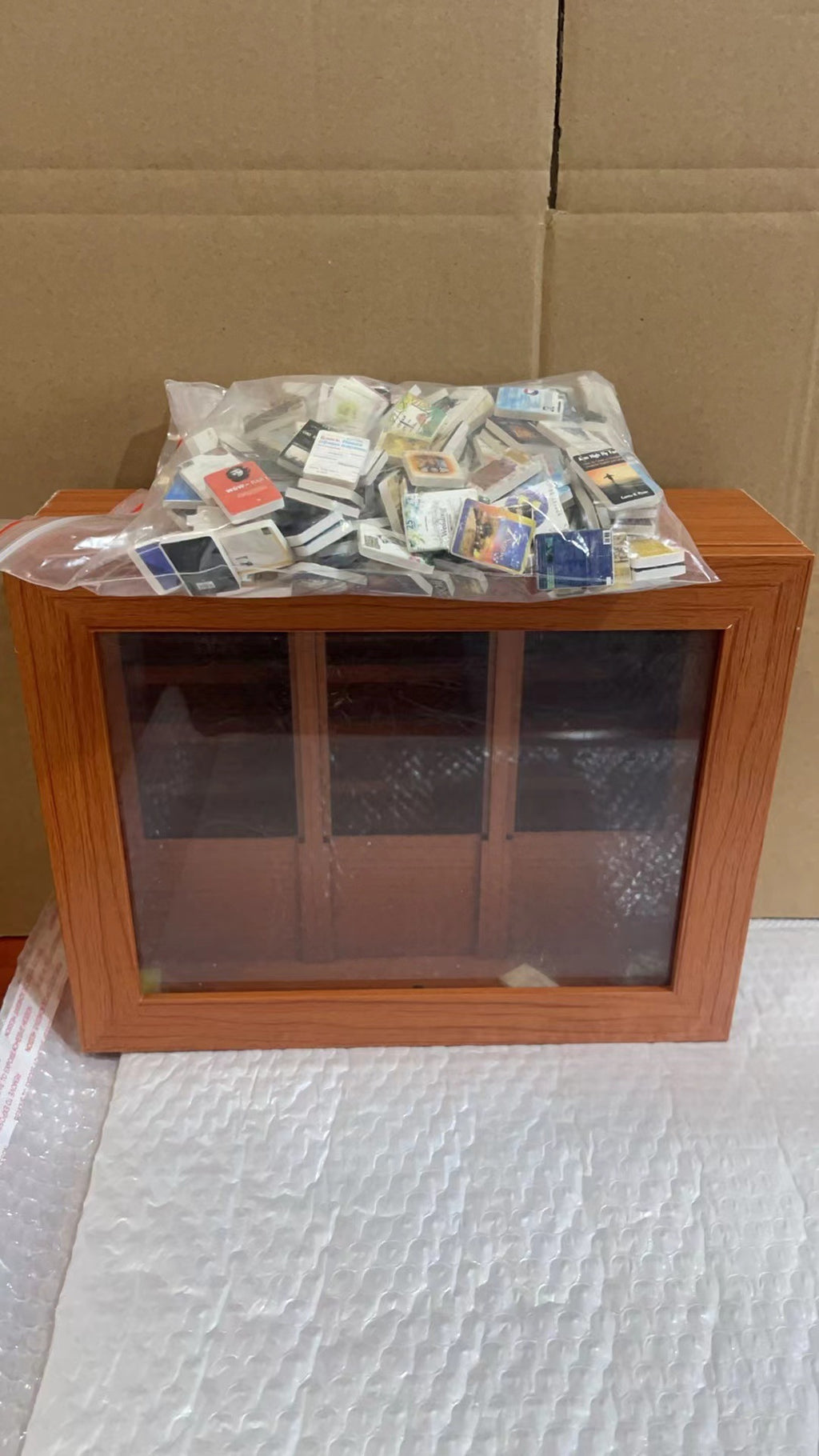 Holzdekoration mit Mini-Büchern
