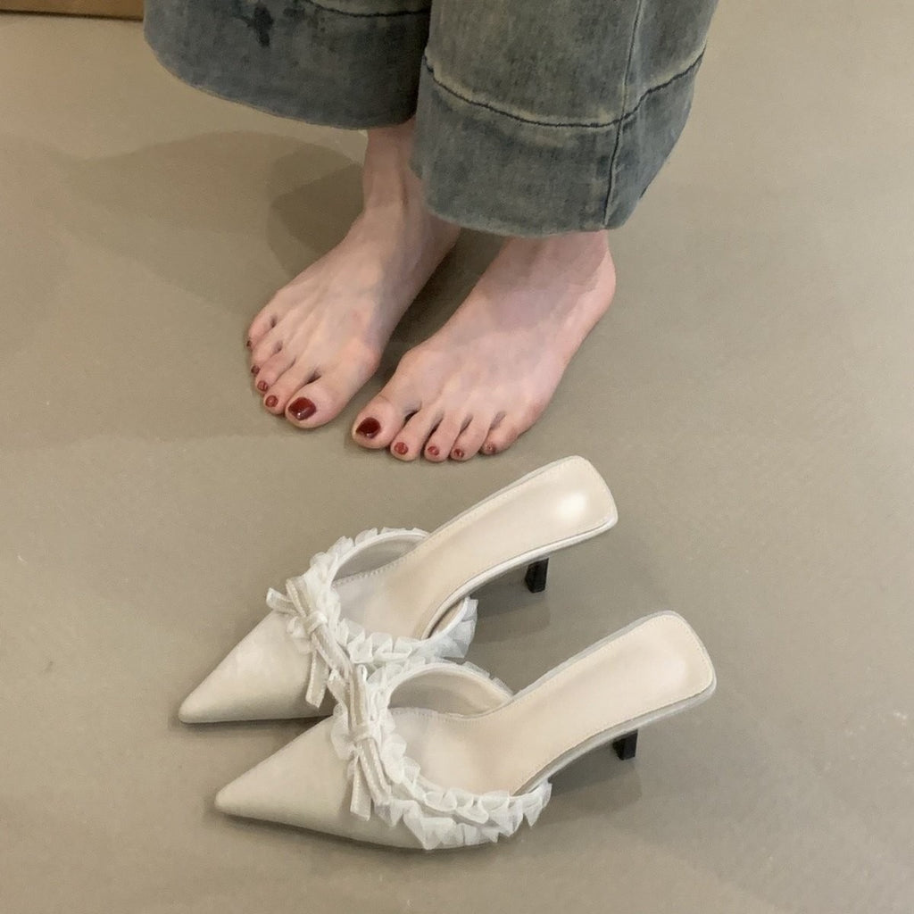 High Heels mit Polka Dots im französischen Stil
